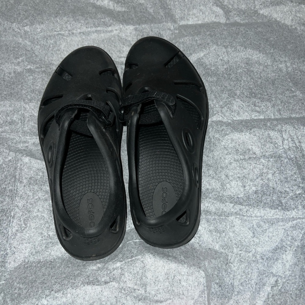oofos Black recovery clogs m5/w7